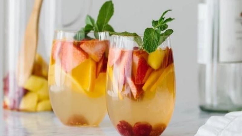 Tell you how to make a light chill fruit cocktail with friends at home