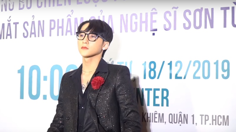 Chủ tịch Sơn Tùng M-TP tại buổi họp báo công bố chiến lược của M-TP Entertainment Chủ tịch Sơn Tùng M-TP tại buổi họp báo công bố chiến lược của M-TP Entertainment