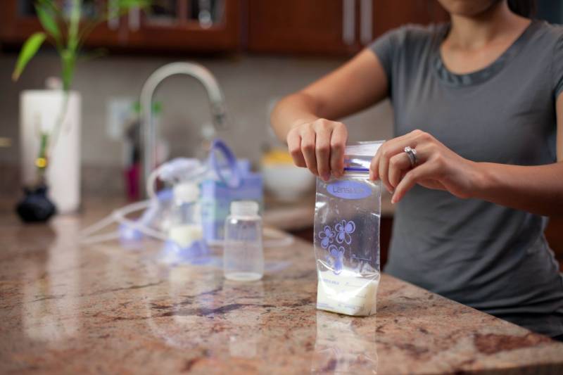 Cách hâm sữa mẹ không làm mất chất dinh dưỡng