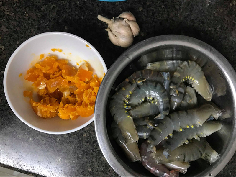 Cách làm tôm rang trứng muối vô cùng đưa cơm của chị Thuỷ Cách làm tôm rang trứng muối vô cùng đưa cơm của chị Thuỷ