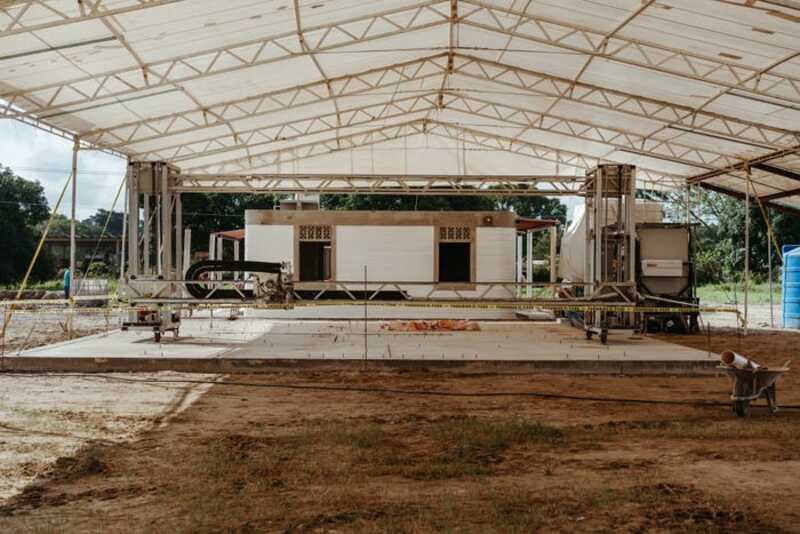 Máy in 3D đang thi công căn nhà