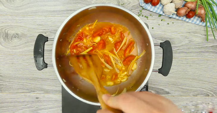 Xào cà chua để tạo màu cho nước lẩu