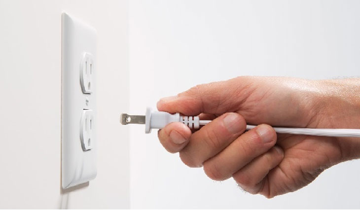 Rút phích cắm điện trước khi vệ sinh