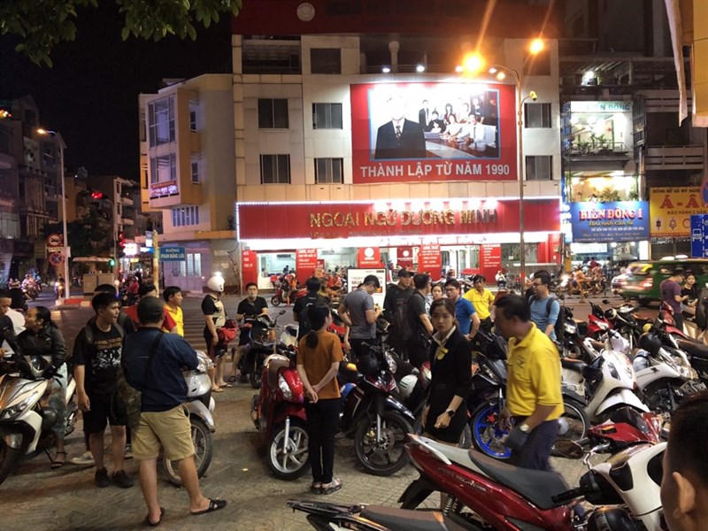 Lần đầu tiên tại Thế Giới Di Động: Khuyến mãi mua 1 tặng 1, hàng trăm khách hàng đợi mua OPPO Reno2 F xuyên đêm