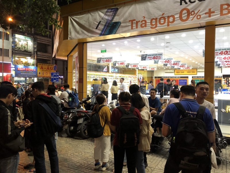 Lần đầu tiên tại Thế Giới Di Động: Khuyến mãi mua 1 tặng 1, hàng trăm khách hàng đợi mua OPPO Reno2 F xuyên đêm