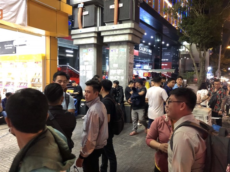 Lần đầu tiên tại Thế Giới Di Động: Khuyến mãi mua 1 tặng 1, hàng trăm khách hàng đợi mua OPPO Reno2 F xuyên đêm