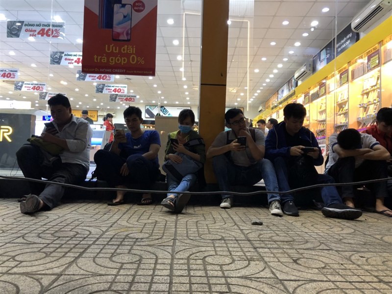 Lần đầu tiên tại Thế Giới Di Động: Khuyến mãi mua 1 tặng 1, hàng trăm khách hàng đợi mua OPPO Reno2 F xuyên đêm