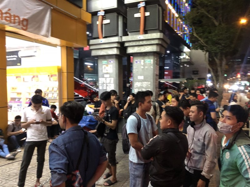 Lần đầu tiên tại Thế Giới Di Động: Khuyến mãi mua 1 tặng 1, hàng trăm khách hàng đợi mua OPPO Reno2 F xuyên đêm