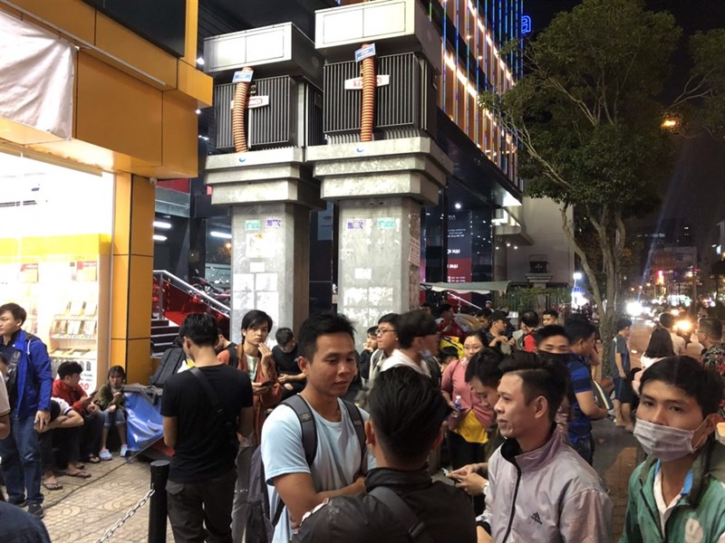 Lần đầu tiên tại Thế Giới Di Động: Khuyến mãi mua 1 tặng 1, hàng trăm khách hàng đợi mua OPPO Reno2 F xuyên đêm