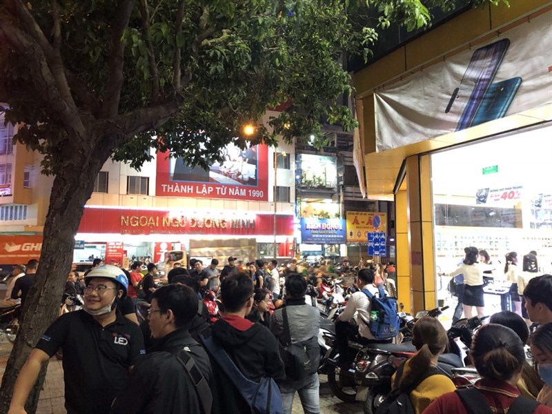 Lần đầu tiên tại Thế Giới Di Động: Khuyến mãi mua 1 tặng 1, hàng trăm khách hàng đợi mua OPPO Reno2 F xuyên đêm