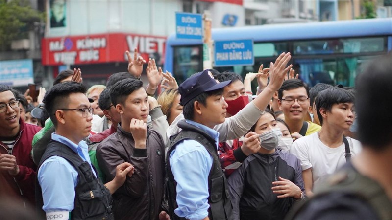 Thế Giới Di Động mở bán smartphone OPPO mua 1 tặng 1: Chỉ 300 suất mà dòng người đông như trẩy hội