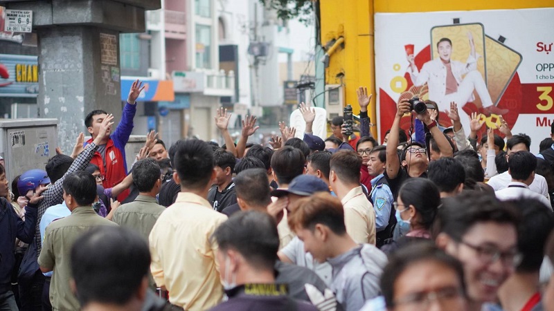 Thế Giới Di Động mở bán smartphone OPPO mua 1 tặng 1: Chỉ 300 suất mà dòng người đông như trẩy hội Thế Giới Di Động mở bán smartphone OPPO mua 1 tặng 1: Chỉ 300 suất mà dòng người đông như trẩy hội
