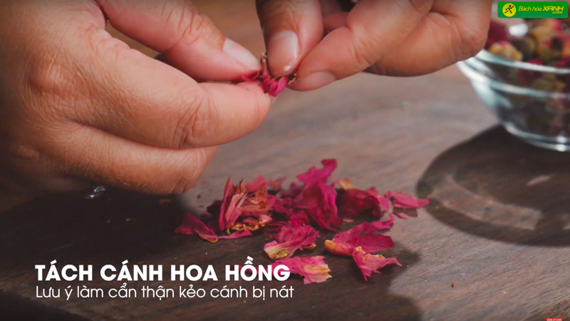 Tách cánh hoa hồng