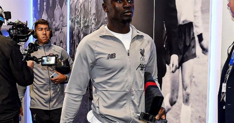 Ngạc nhiên chưa, danh thủ Sadio Mané của Liverpool lương gần 4 tỷ mỗi tuần vậy mà lại dùng iPhone bể màn hình