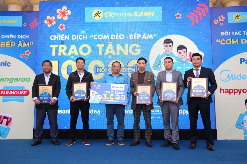 CEO Thế Giới Di Động và đại diện cấp cao của 5 nhà đồng hành