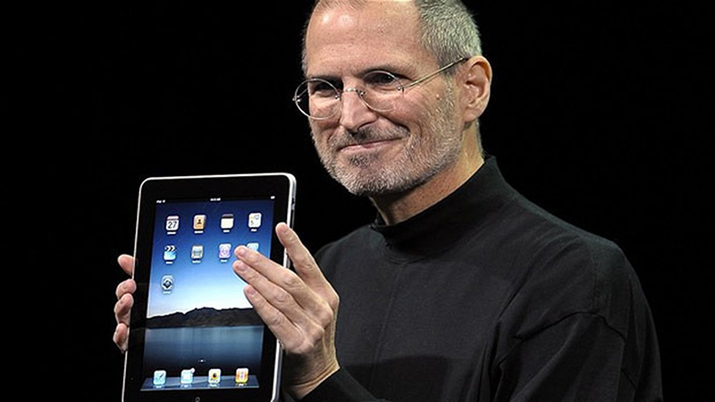 Steve Jobs giới thiệu chiếc iPad đầu tiên