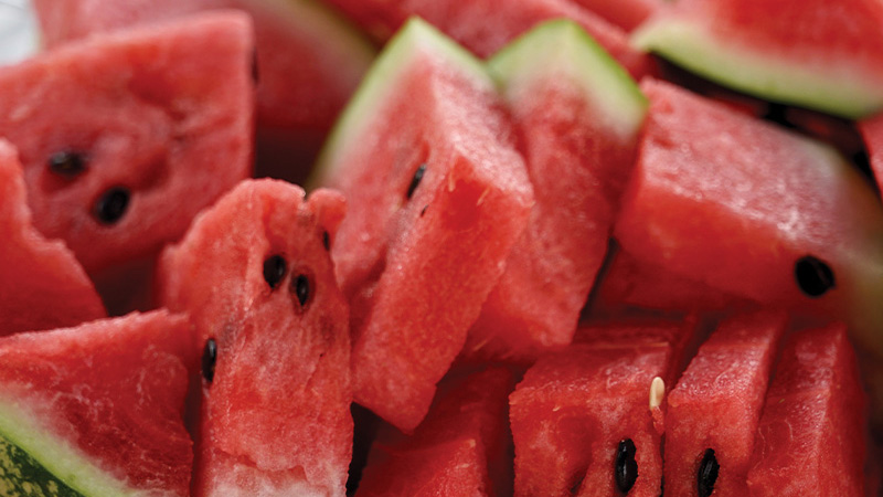 Eating watermelon regularly will help reduce fat accumulation, which is good for weight loss and dieting