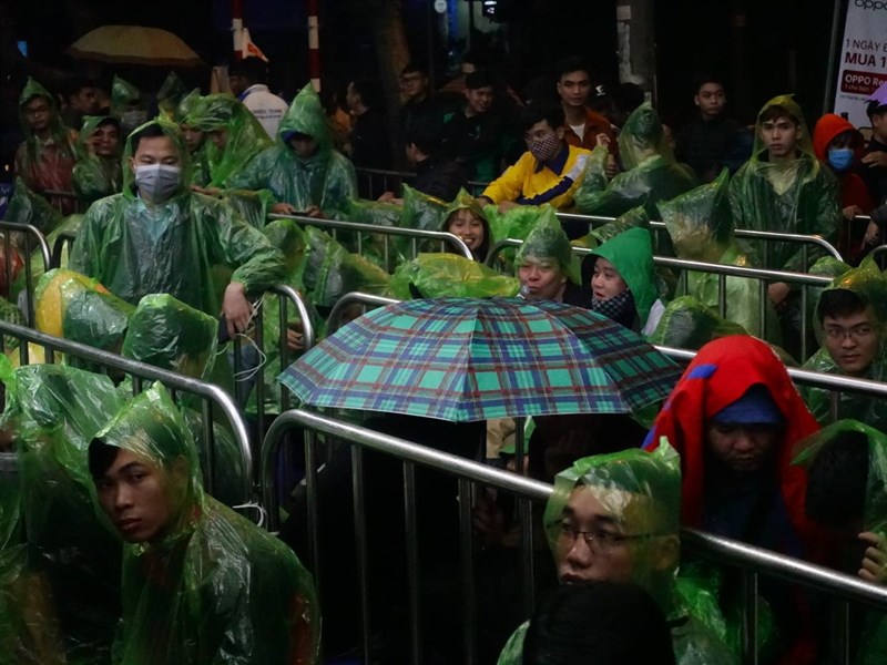 Thế Giới Di Động mở bán smartphone OPPO mua 1 tặng 1: Trời lạnh, mưa gió vẫn xếp hàng chờ đến lượt