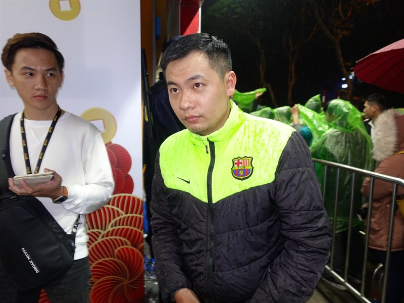 Thế Giới Di Động mở bán smartphone OPPO mua 1 tặng 1: Trời lạnh, mưa gió vẫn xếp hàng chờ đến lượt