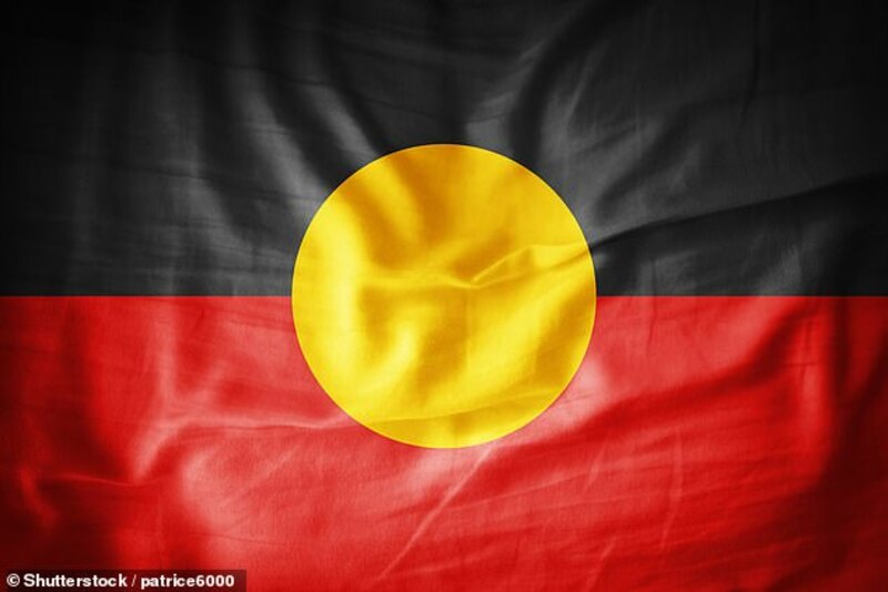 Biến khói lửa thành lá cờ Thổ dân: Biến đổi khói lửa thành lá cờ Thổ dân là sự kiện đặc biệt và ý nghĩa để bày tỏ tình yêu và tôn trọng với các nhóm dân tộc bản địa. Bức ảnh này sẽ đưa người xem đến khám phá giá trị văn hóa và truyền thống của các dân tộc đang sống tại Úc.