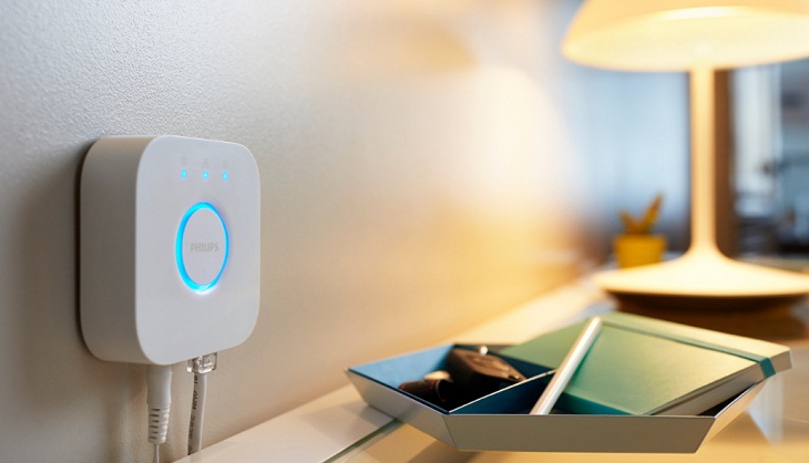 Cách kết nối nhiều đèn Philips Hue thông qua Bluetooth > Cắm thiết bị Hue Bridge vào nguồn và kết nối nó với bộ định tuyến wifi 