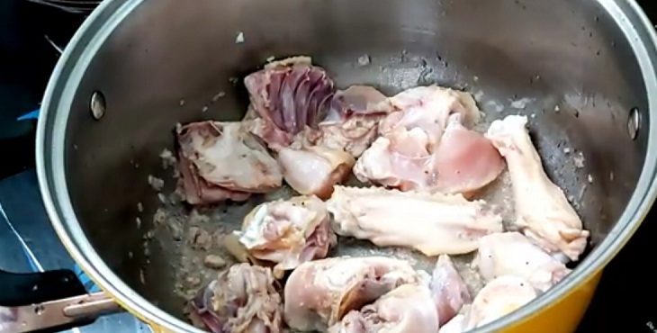 Bước 2 Nấu canh Canh nấm thịt gà