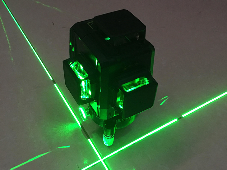 Máy cân bằng laser tia xanh có cường độ ánh sáng mạnh, khả năng hiển thị tốt cả trong nhà lẫn ngoài trời