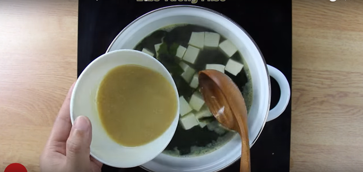  Nấu canh miso đậu