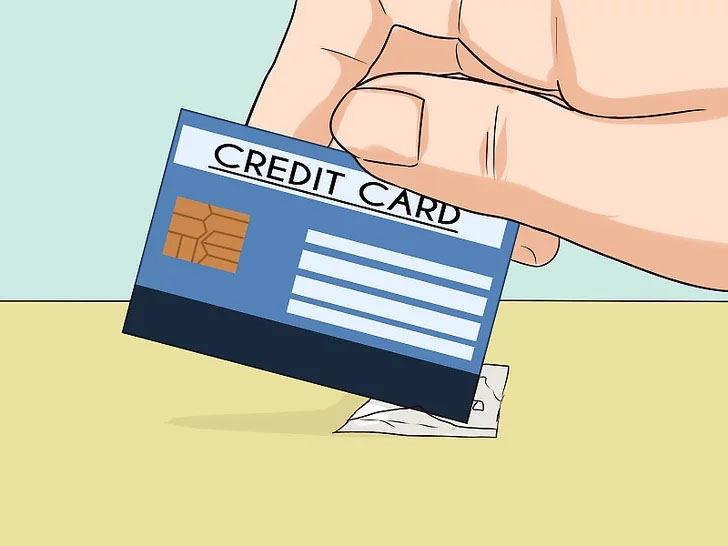 Dùng thẻ tín dụng cũ để cạo lớp keo dán mà không sợ gây trầy xước bề mặt