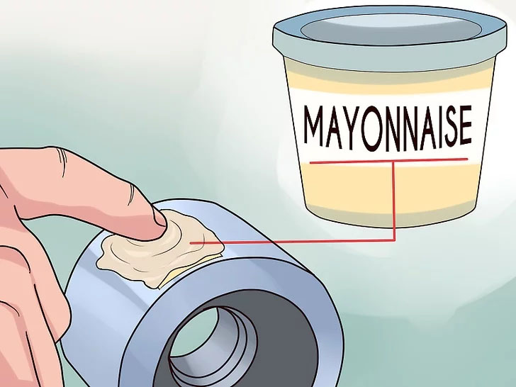 Mayonnaise với thành phần gồm giấm và dầu ăn cũng giúp tẩy vết keo dính hiệu quả