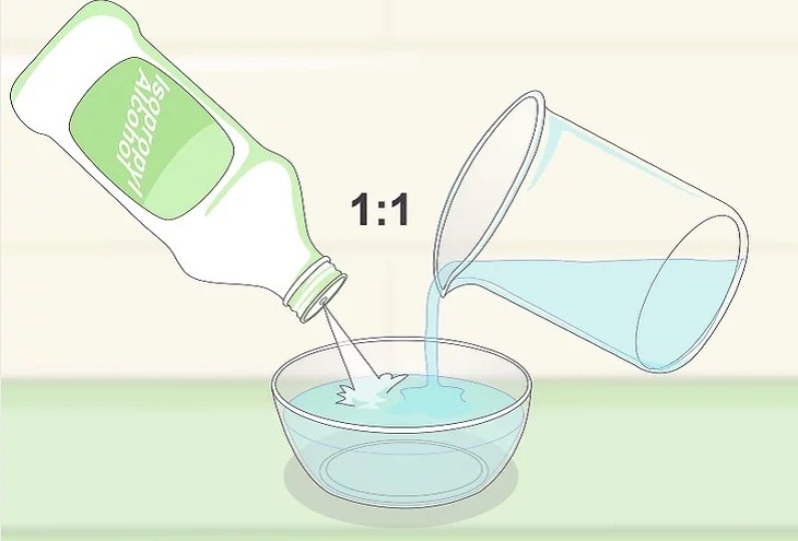 Pha hỗn hợp cồn và nước theo tỷ lệ 1:1.
