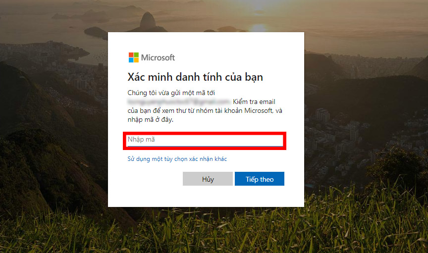 Hướng dẫn cách lấy lại, thay đổi mật khẩu tài khoản Microsoft của bạn > Điền mã xác nhận vào ô, xong nhấn Tiếp theo