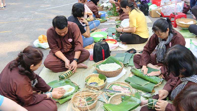 Making Sticky Rice Cakes