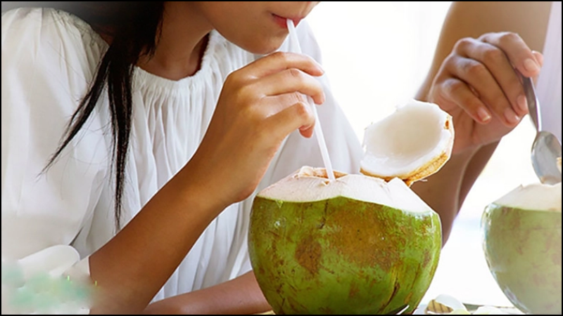 Uống nước dừa vào buổi sáng khi bụng đói có thể mang lại nhiều lợi ích cho sức khỏe
