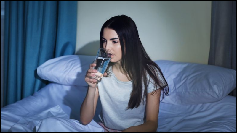 Uống nước dừa trước khi đi ngủ có thể giúp loại bỏ tất cả các chất độc và làm sạch đường tiết niệu