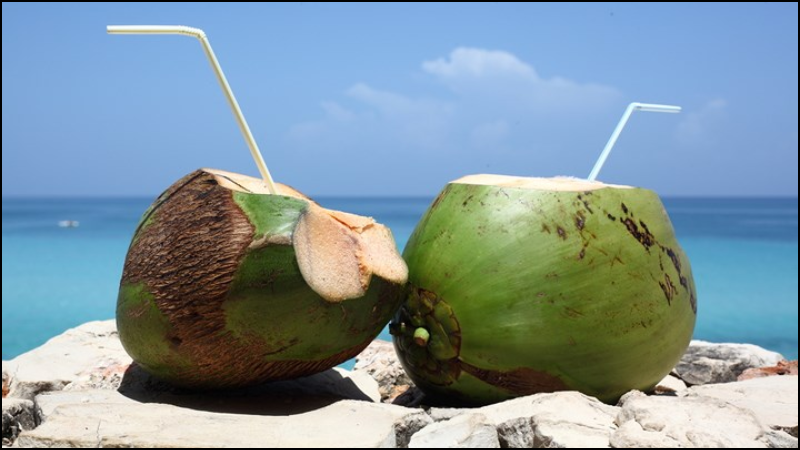 Người có tình trạng sức khỏe yêu cầu hạn chế lượng kali, natri hoặc calo không phù hợp uống nước dừa