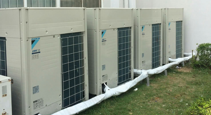 Máy lạnh trung tâm gồm 1 dàn nóng với công suất vận hành cực lớn, đáp ứng được tổng tải lạnh cho cả tòa nhà