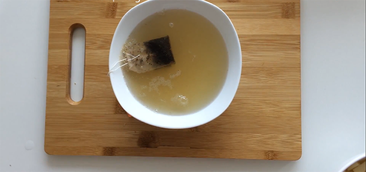 Bước 3 Pha trà với nước táo Trà táo mật ong