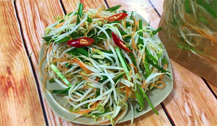 Cách làm dưa giá chua ngọt, giòn ngon chống ngán ngày Tết