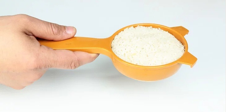 Put the rice in a colander.