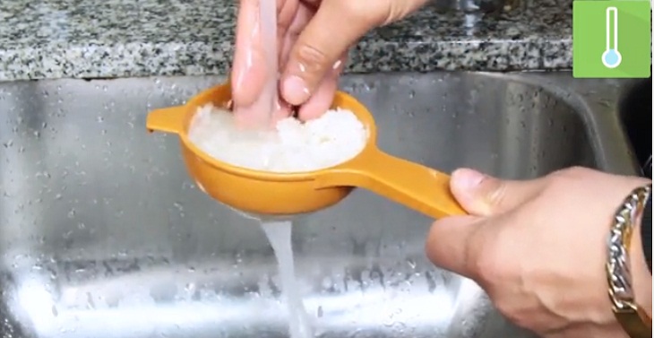 Rinse the rice under cold water.