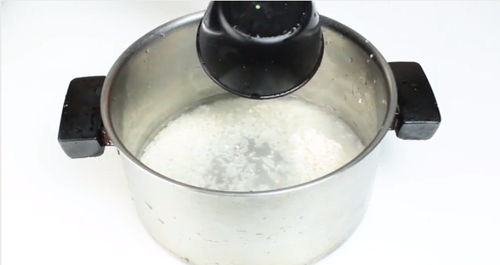 Stir the rice thoroughly with water.