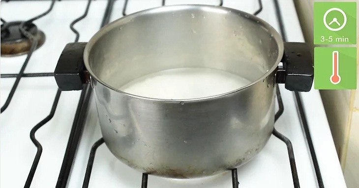 Place the rice water pot on the gas stove with medium heat.