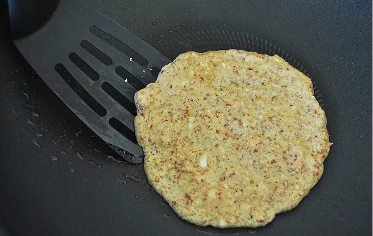 Bước 2 Nướng bánh bằng chảo chống dính Bánh pancake bột hạnh nhân