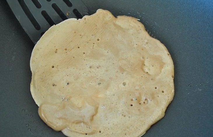 Bước 2 Nướng bánh bằng chảo chống dính Bánh pancake không dùng bột