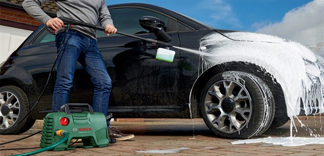 Máy rửa xe cao áp mini là gì? Ưu nhược điểm của máy rửa xe cao áp mini dành cho gia đình