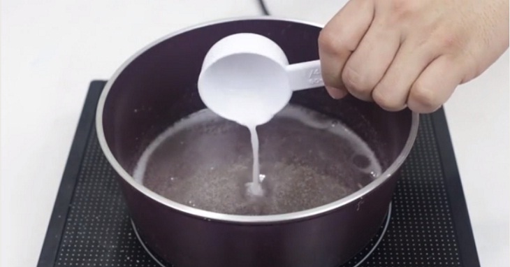 Thêm nước cốt chanh hoặc bột tartar vào hỗn hợp nước đường. 