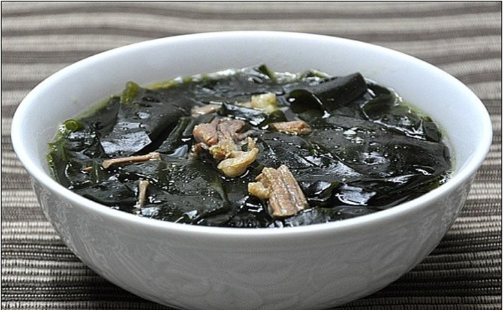 5 món canh giải rượu nhanh và tốt nhất, dễ nấu trong dịp Tết > Canh bò và rong biển