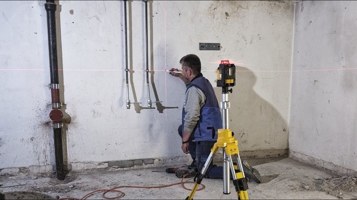 Máy cân bằng laser là dụng cụ không thể thiếu khi thi công lắp đặt các thiết bị công trình