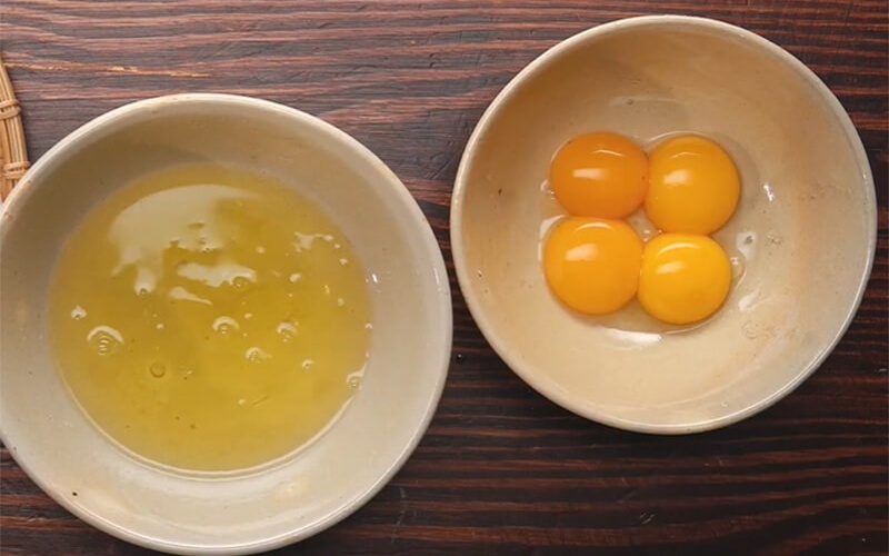 Thêm trứng gà vào nguyên liệu